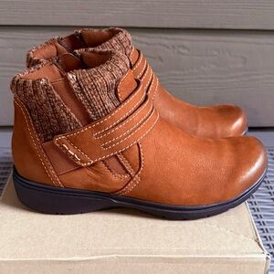 Women’s Clarks Carleigh Lane Dark Tan Nubuck Ankle Boots US Size 7M New With Box
